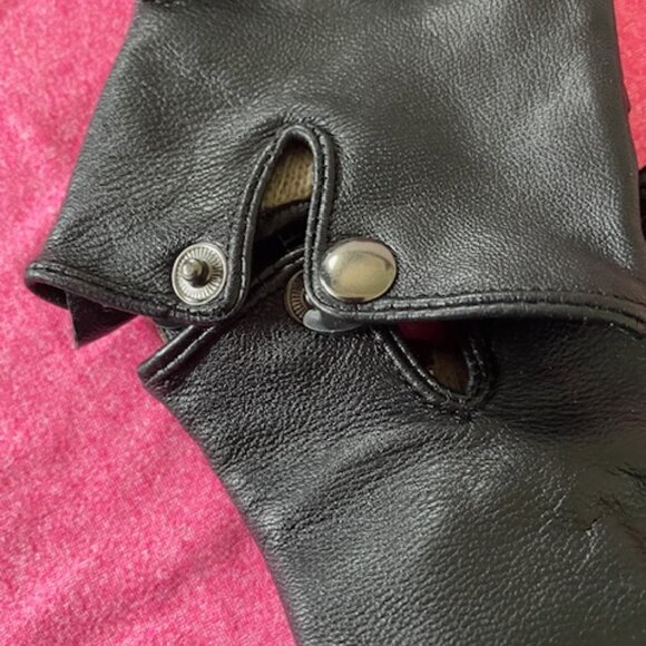 Danier Leather Black Gloves NWT  - Size M - Picture 3 of 13